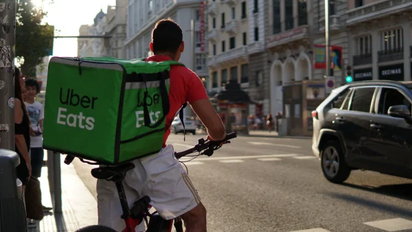 Trabajar en Uber Eats en España: requisitos y cuánto se gana