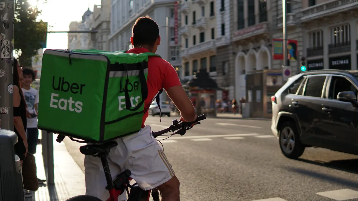 Trabajar en Uber Eats en España: requisitos y cuánto se gana
