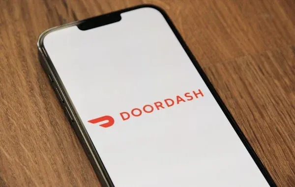doordash vs amazon flex mobile phone screen image