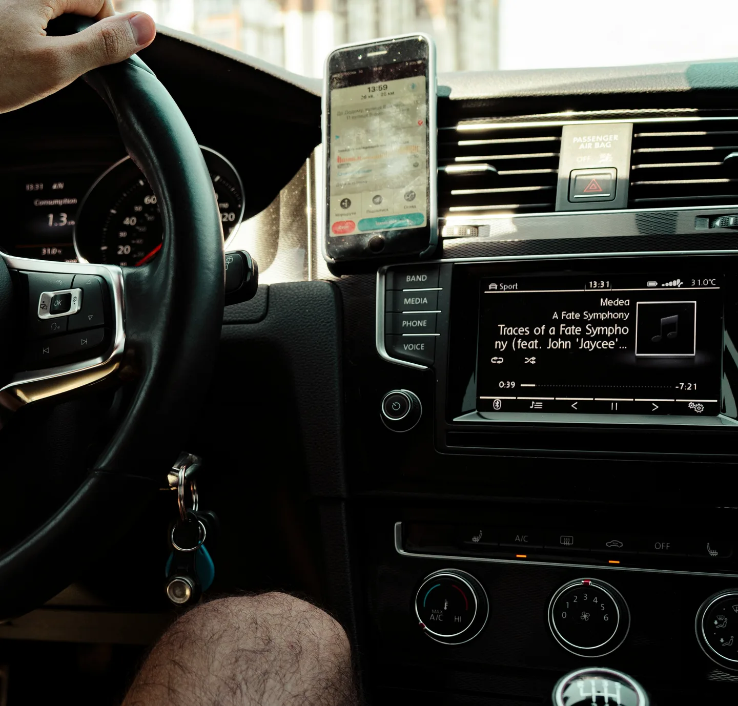 Driver at the wheel with a route app running on a phone mounted to the dashboard