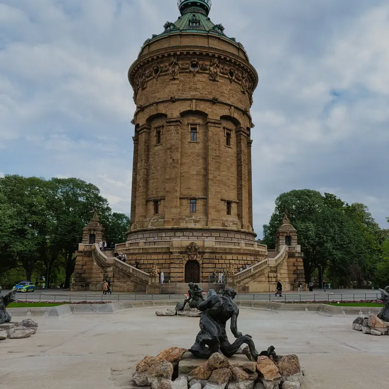 Der Mannheimer Wasserturm aus Sandstein am Friedrichsplatz, davor ein Brunnen mit Bronzefigur